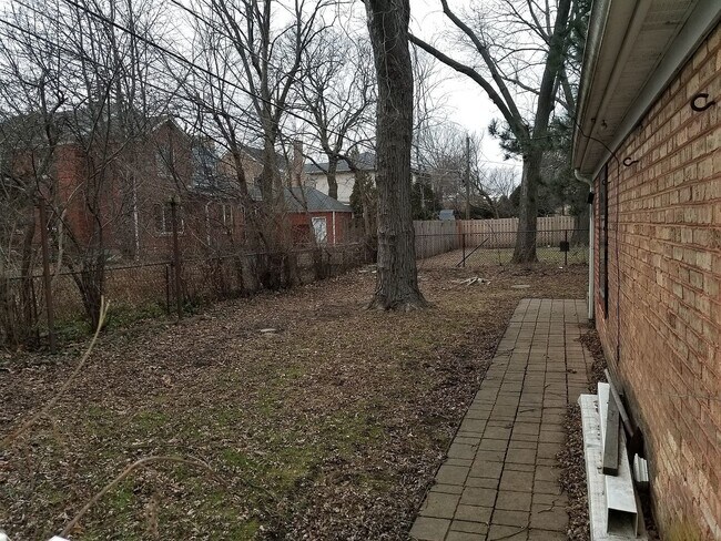 Building Photo - 6826 N Knox Ave