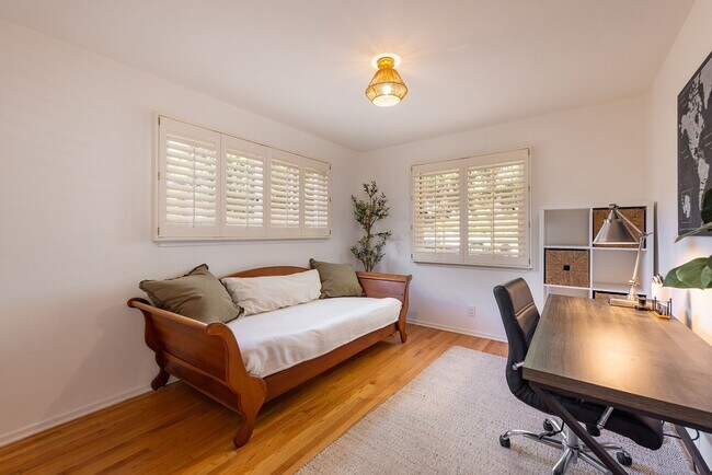 Building Photo - Downtown cottage