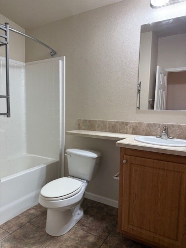 Building Photo - 2 Bed 2 Bath in the wonderful Community of...