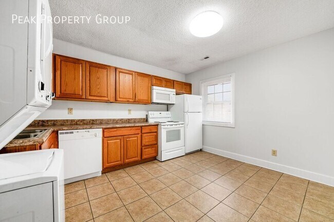 Building Photo - 1378 1/2 Indianola Avenue-