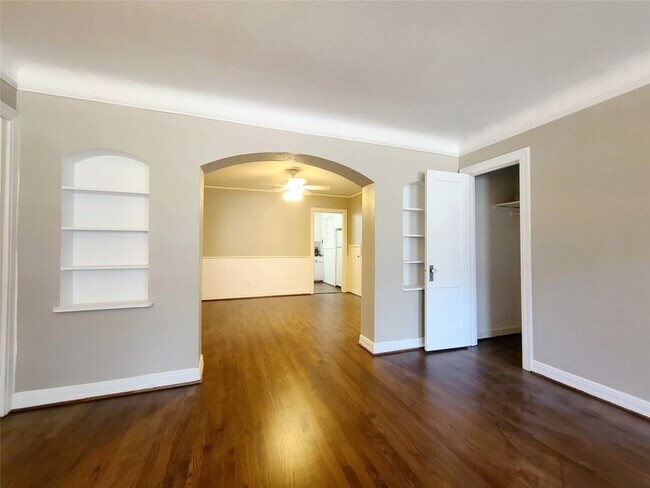 Building Photo - 5920 La Vista Dr