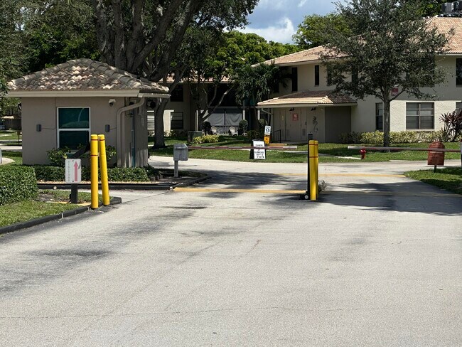 Building Photo - 9845 Pineapple Tree Dr