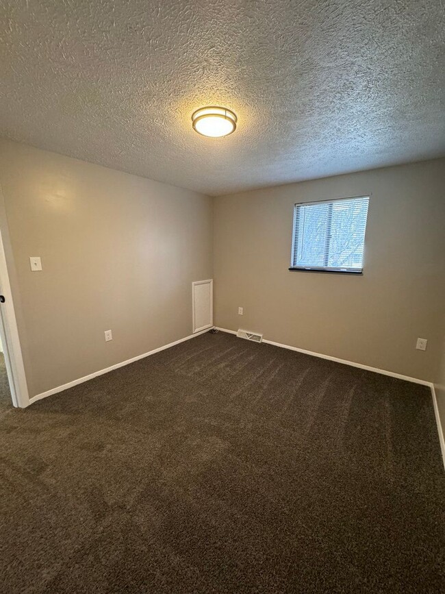 Building Photo - For Rent: 2 BD | 1.5 BTH | Garage | Spacio...