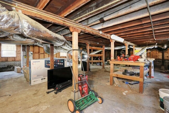 Building Photo - Beautifully Renovated 5 Bedroom Midtown Home