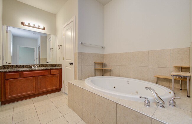 Building Photo - 10205 Brooktree Dr