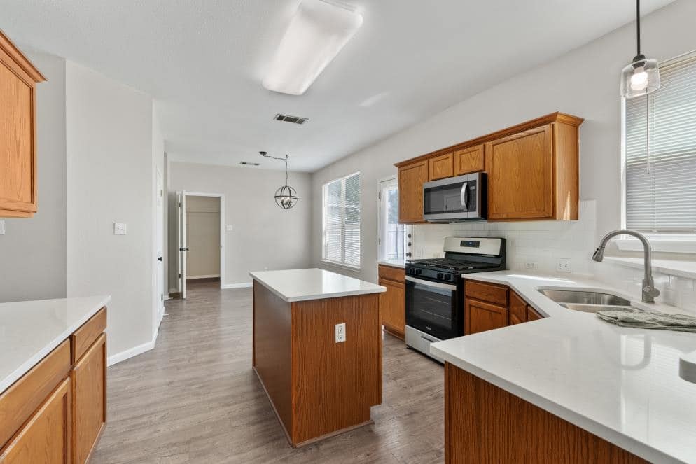 Building Photo - 1601 Briar Hill Dr