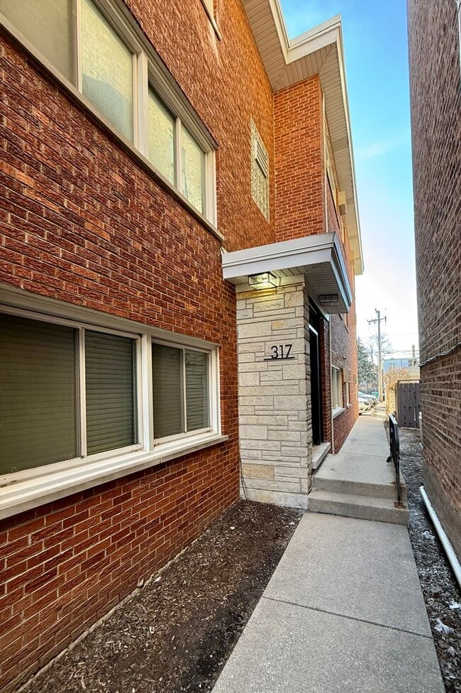 Building Photo - Pristine 2 Bedroom, 1 Bathroom Condo Available NOW! Heat, Water, & Parking INCLUDED in Rent!