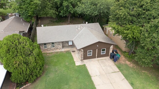 Building Photo - Cute 5 Bedroom House!