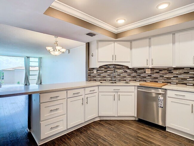 Building Photo - 7400 Sun Island Dr S