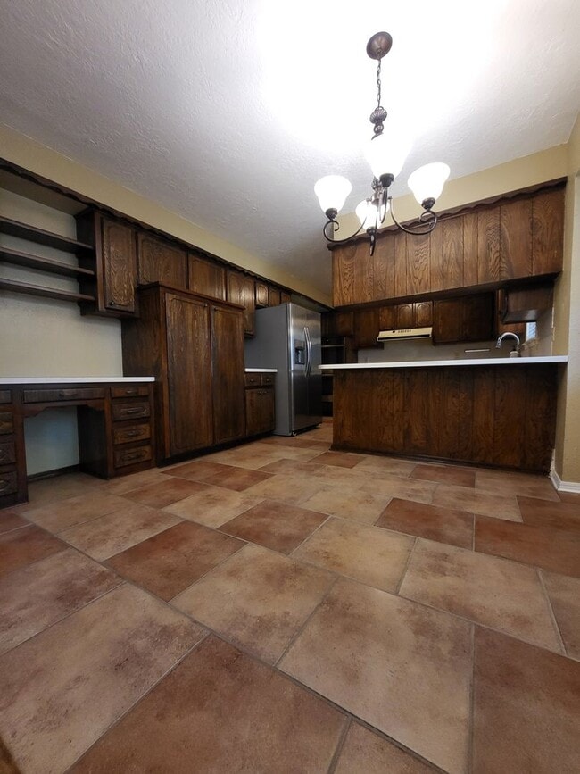 Building Photo - (4) Bed/(2) Bath + (2) Living Areas Avail ...