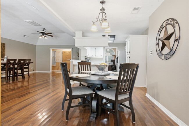 Building Photo - 223 Pin Oak Ln