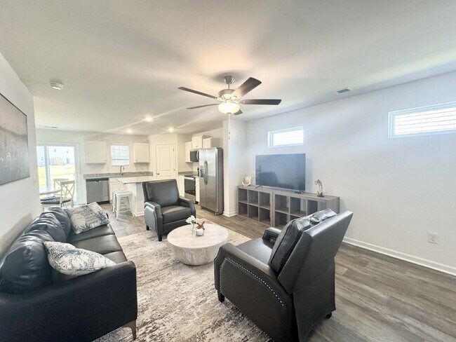 Building Photo - Brand new townhome - Perfect for students or families