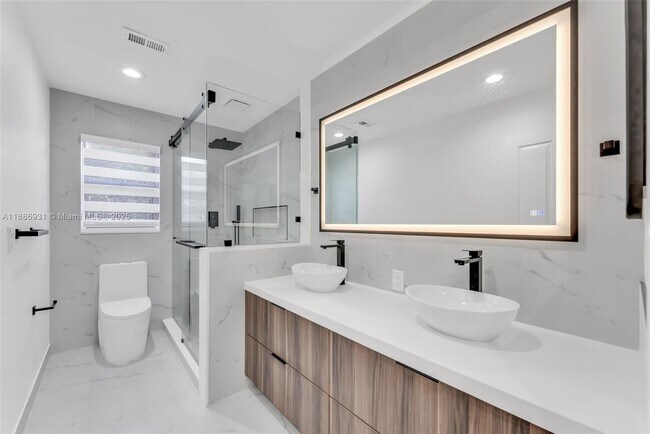 Building Photo - 420 Montclaire Dr