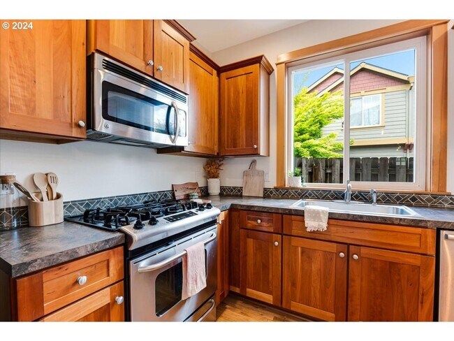 Building Photo - Charming 3-Bed, 2.5-Bath Townhome with Private Patio, Open Floor Plan, and Prime King Neighborhoo...