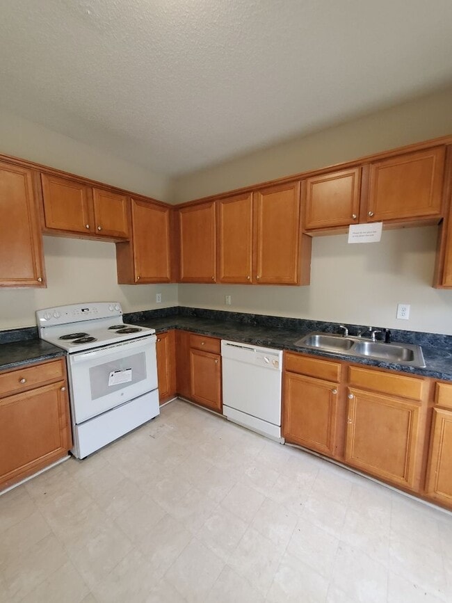 Building Photo - ACCEPTS SECTION 8 Open House on 10/02/25 @...