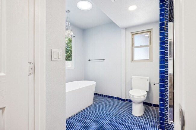 Building Photo - 3 Bed / 2 Bath Home with Bonus Room, Pool and Two Car Garage.