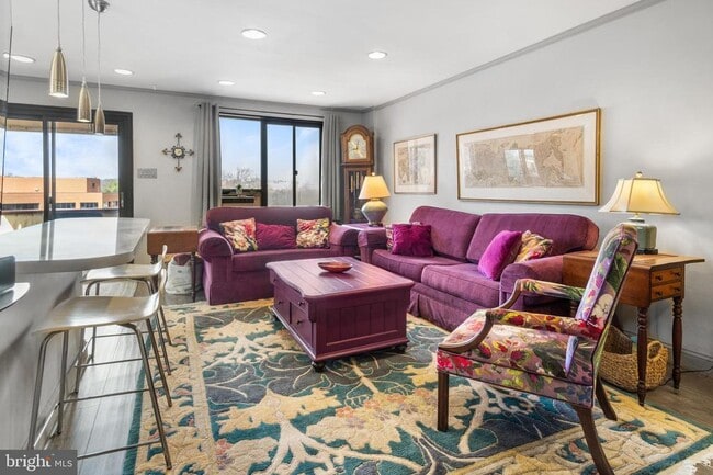 Building Photo - 1593 N Colonial Terrace