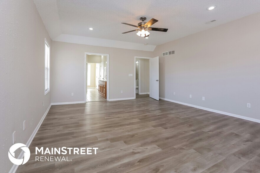 Building Photo - 204 W 24th St