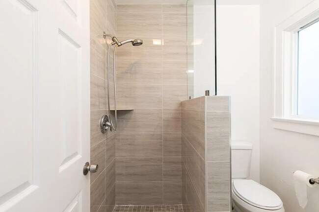 Building Photo - Bright and airy 2-bedroom 2-bath in Mid- City