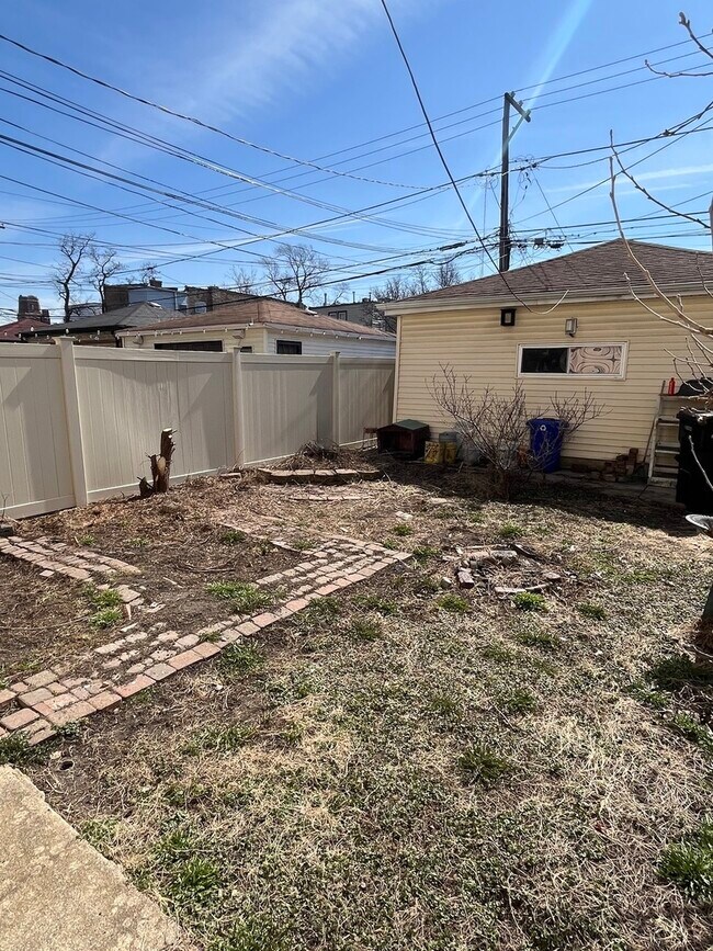 Building Photo - 3513 W Evergreen Ave