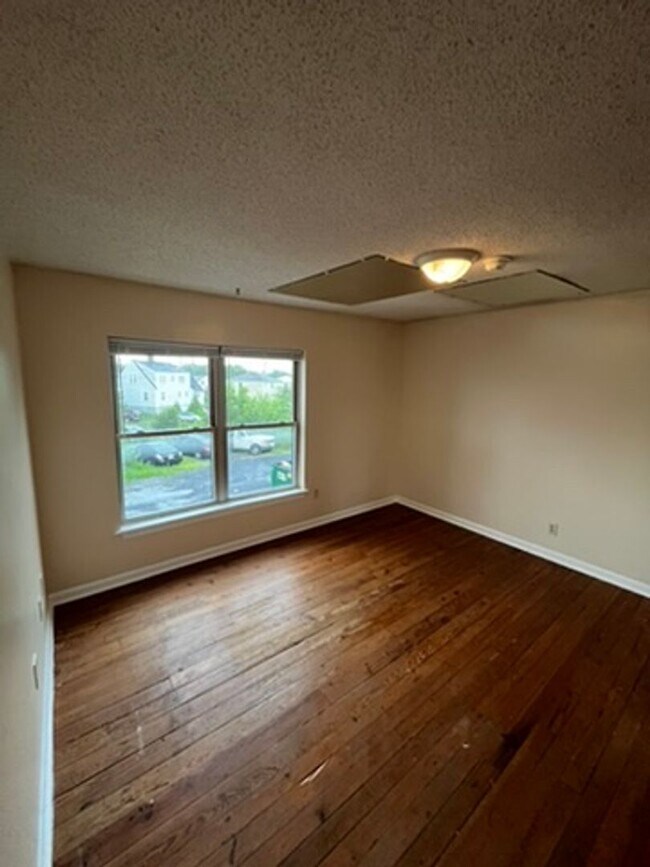 Building Photo - Charming 4 Bedroom 2 bath apartment near d...