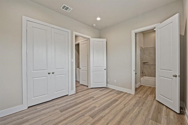 Building Photo - 9016 Lonestar Creekbend Ln