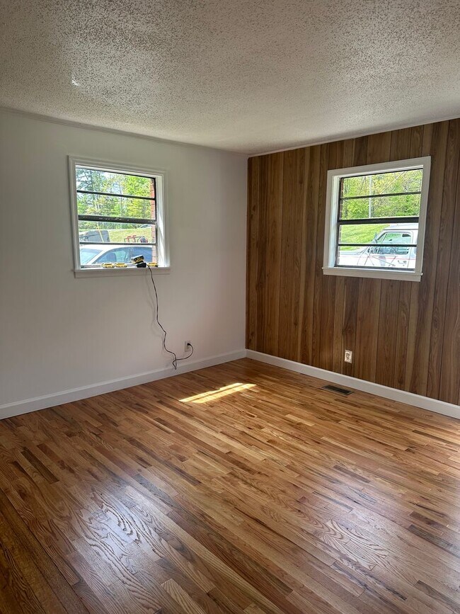 Building Photo - 3 Bedroom/1 bath home