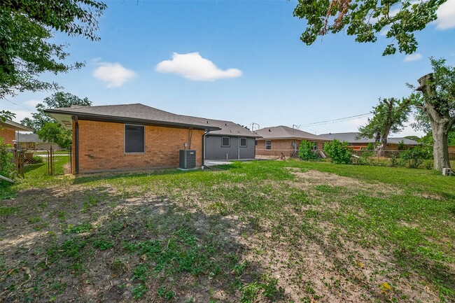 Building Photo - 627 Edgebrook Dr