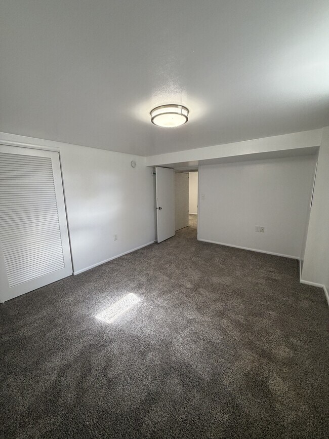 Building Photo - 2520 Lillis Ln