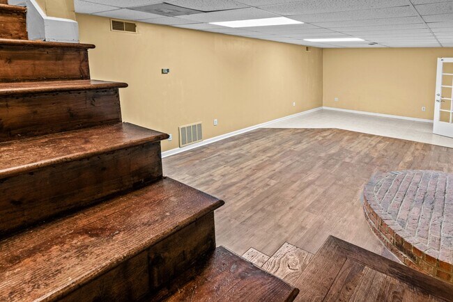 Building Photo - Prime Time Normal Town Living Home!