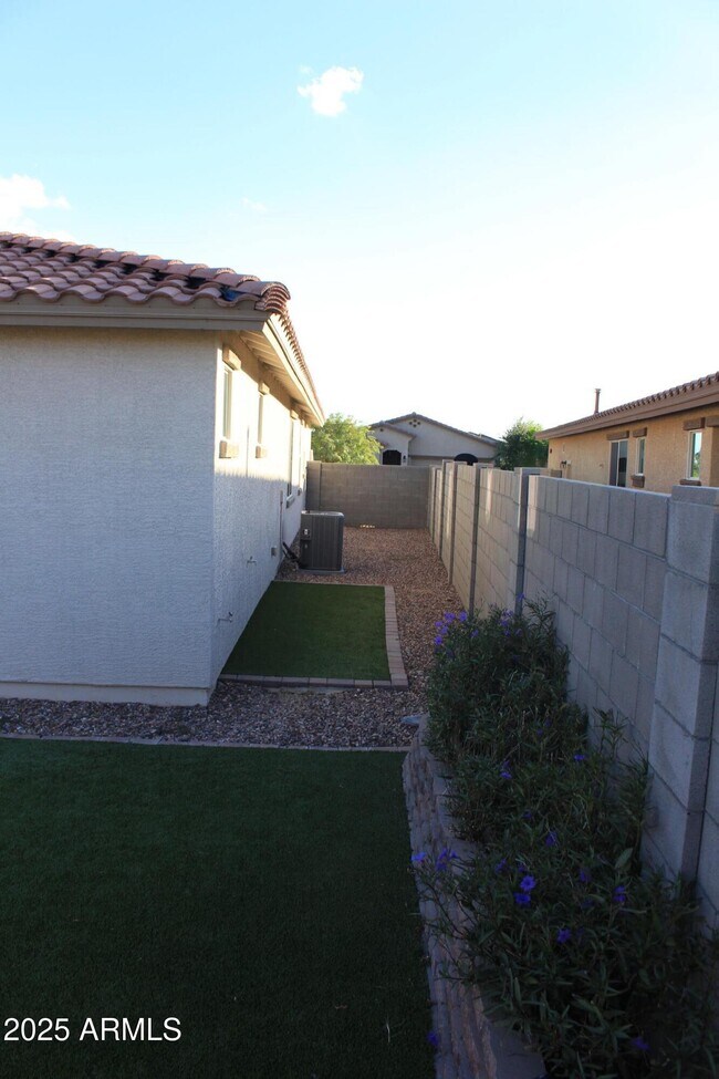 Building Photo - 11554 W Lone Tree Trail