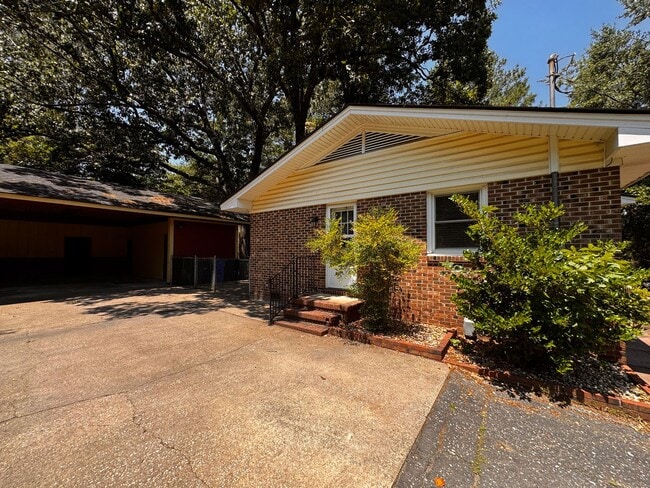 Building Photo - Spacious 4 Bed 2.5 bath Home Close to Fort Bragg