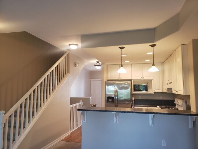 Building Photo - Large 3-bed Townhouse in Terwilliger South