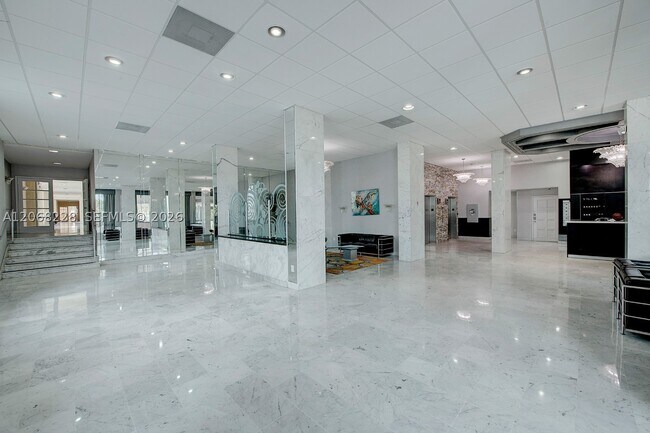 Building Photo - 5001 Collins Ave