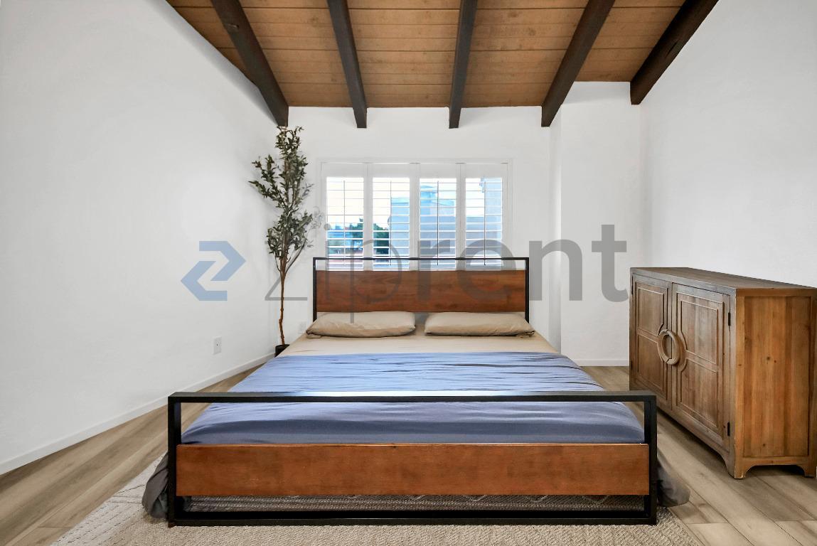 Building Photo - 10444 Canoga Ave