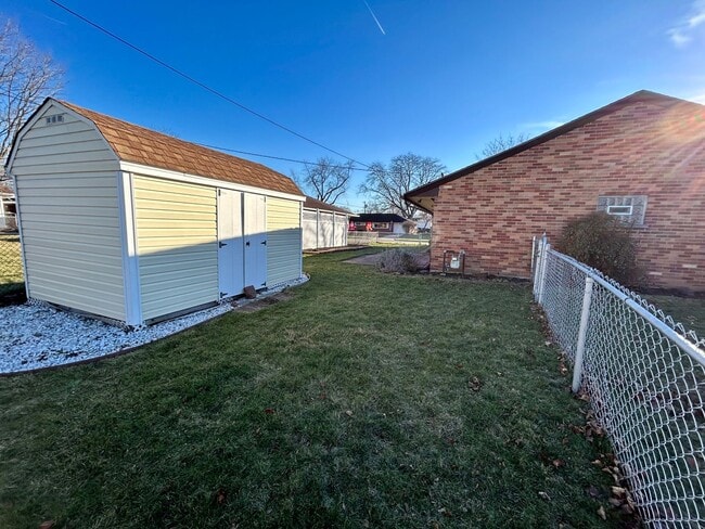 Building Photo - 3 bed 1 bath close to shopping, schools, parks and more!