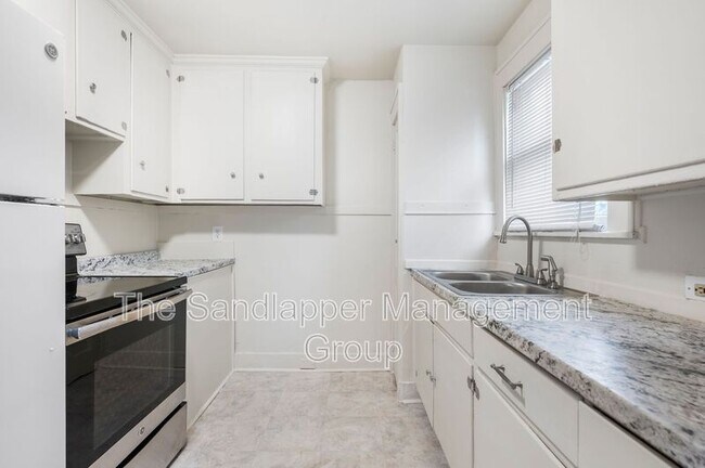 Building Photo - 2144 Banyan St