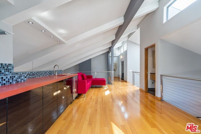 Building Photo - 8614 Hollywood Blvd