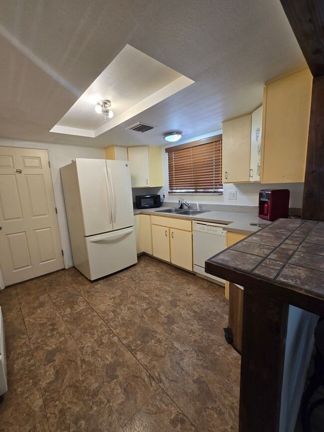 Building Photo - Furnished, 1-year long-term rental