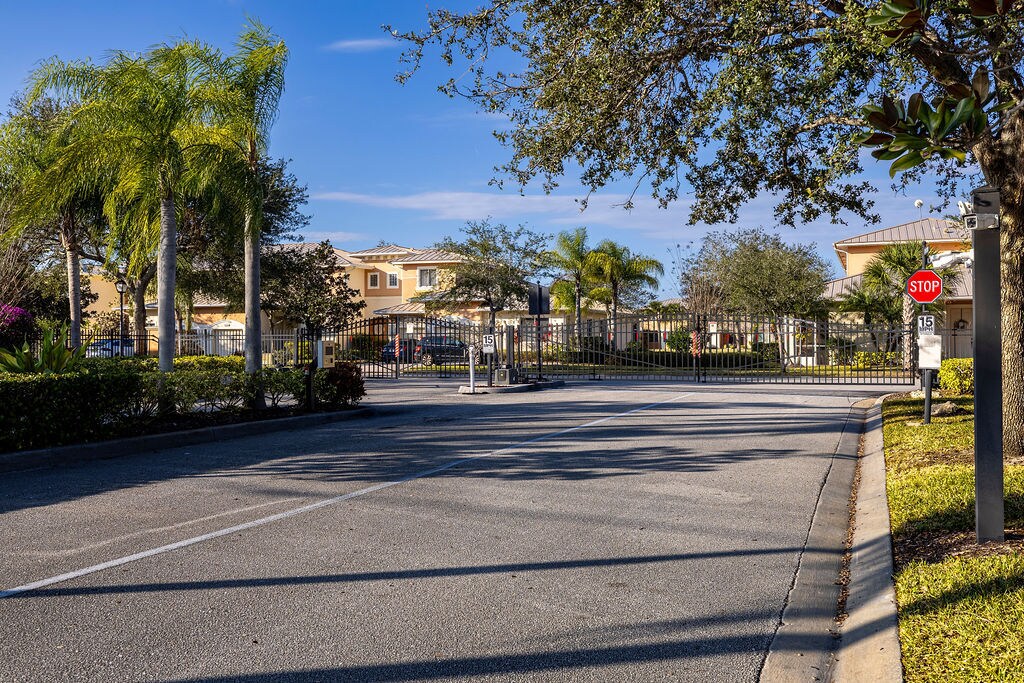 Building Photo - 805 Middleton Dr SW