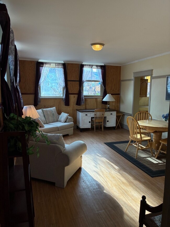 Building Photo - 424 W Market St