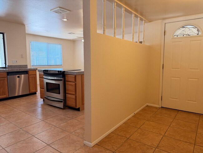 Building Photo - 718 E Manhatton Dr