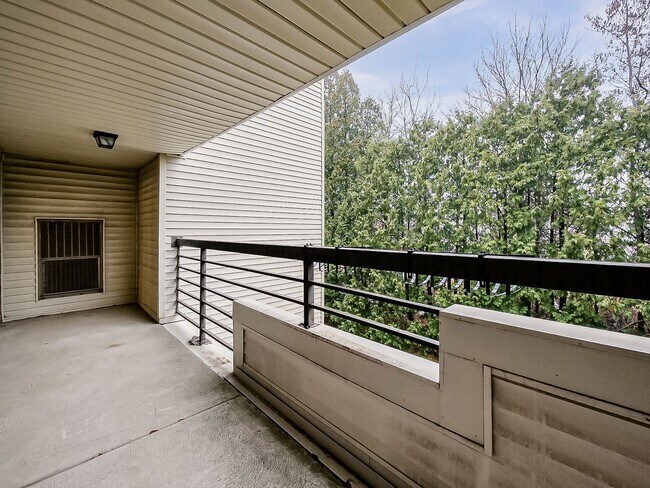 Building Photo - AVAILABLE NOW! Inviting 2-Bedroom, 2-Bath Home in a Convenient Farmington Hills Community