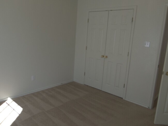 Building Photo - 4 Bedroom 2 Bath