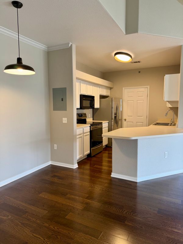 Building Photo - 6013 Castlegate Dr W