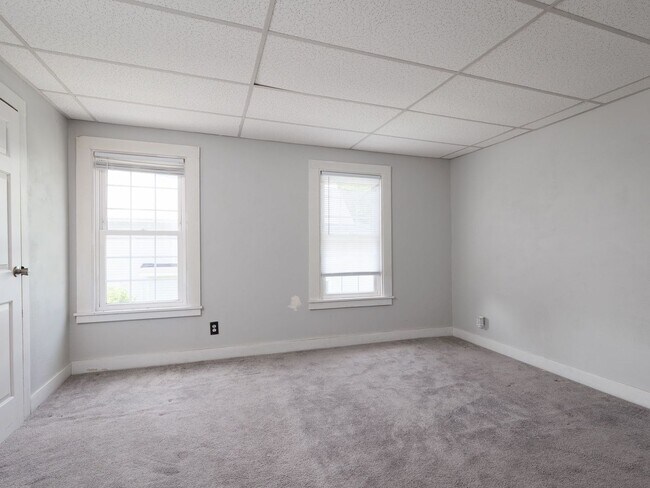 Building Photo - Charming and spacious 4-bedroom, 2 full bath home located in the City of Watertown.