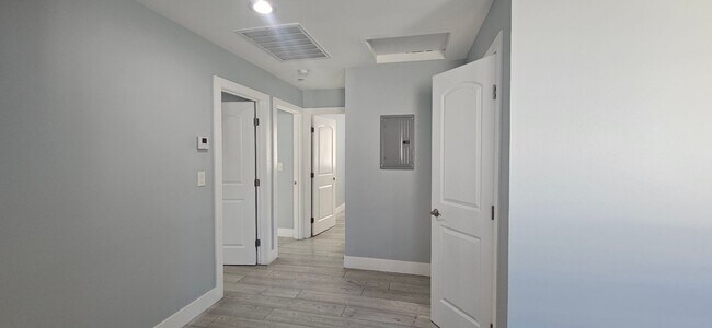 Building Photo - 1658 E 60th St