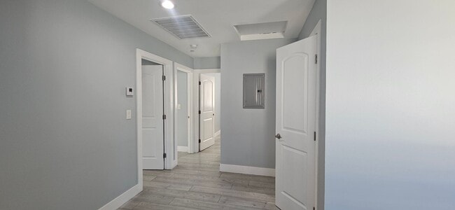 Building Photo - 60(1662B)