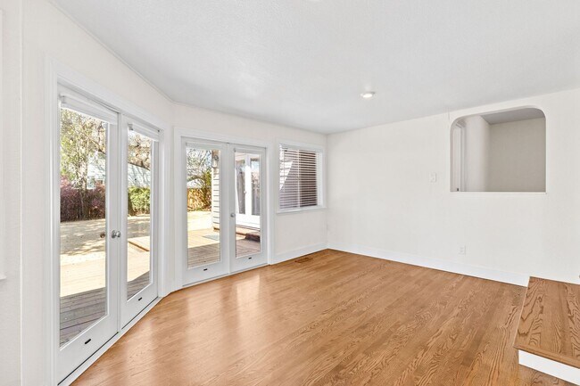 Building Photo - Charming & Spacious Single Family Home