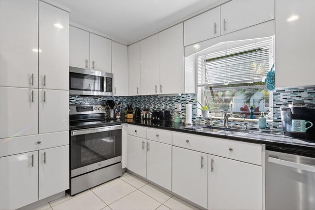 Building Photo - 6357 Overland Dr